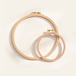 Wooden embroidery hoop size comparison showing 12.5 cm and 21 cm options