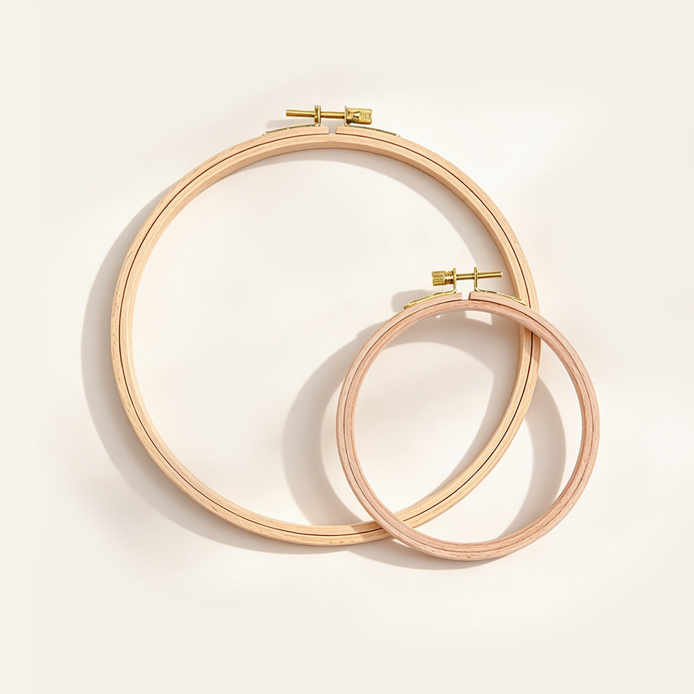 Wooden embroidery hoop size comparison showing 12.5 cm and 21 cm options